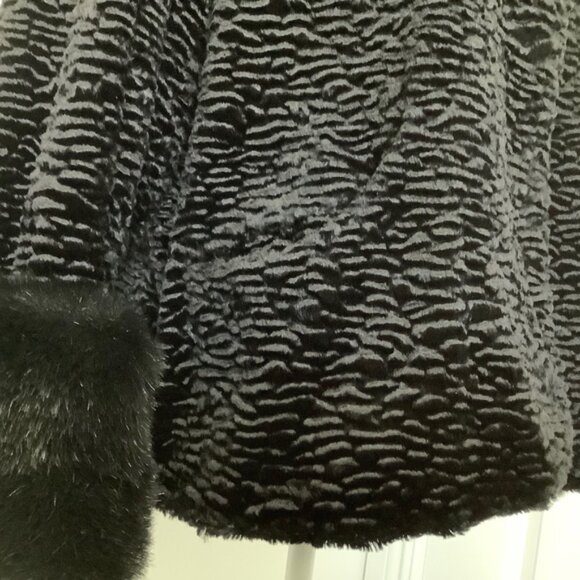 Stunning Larry Levine faux fur Fully lined coat, Size L - Picture 14 of 14